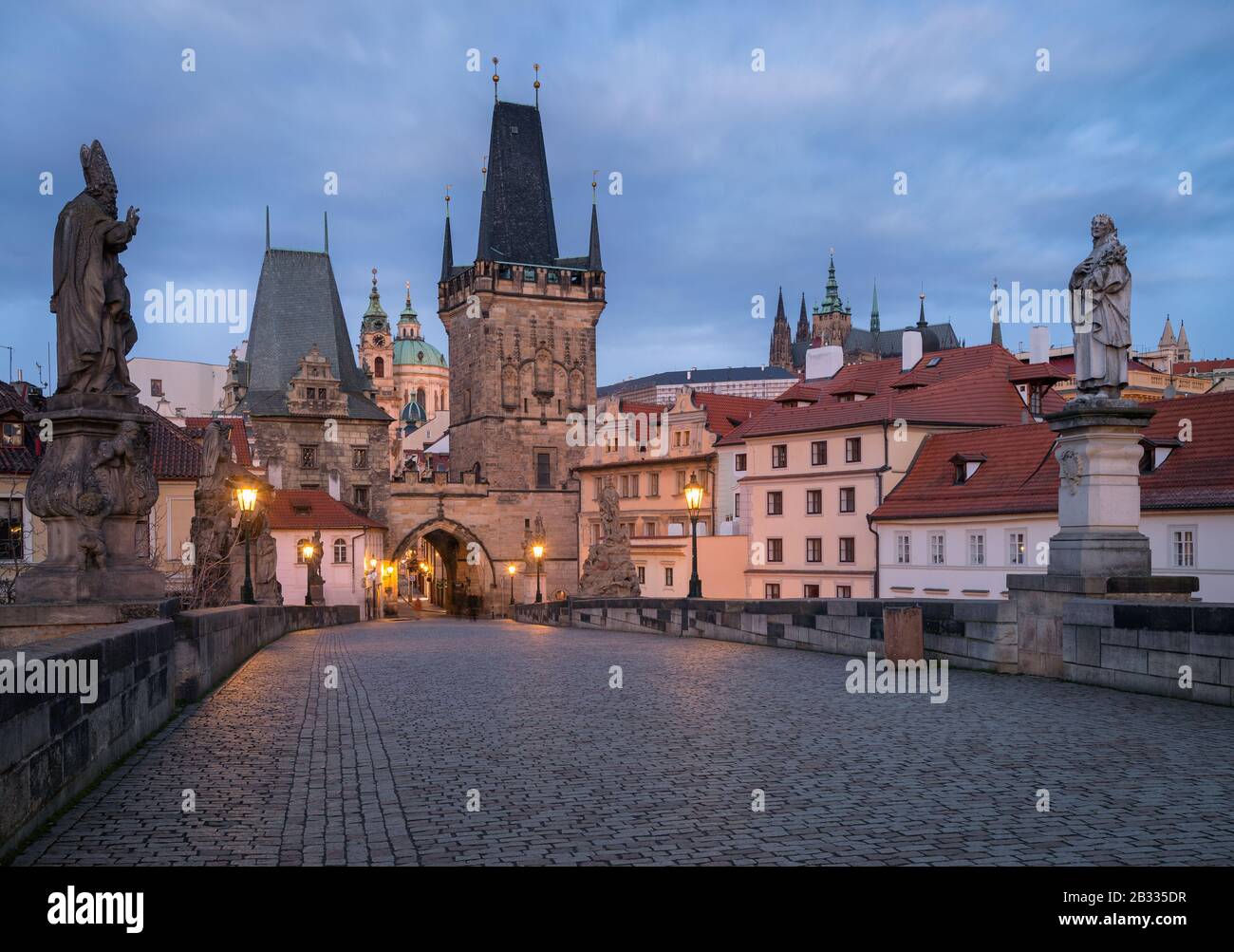 Pont Charles à Prague au lever du soleil. Vue Sur Le Château De Hradcany. Moody, le matin froid à pas de célèbre monument bondé Banque D'Images