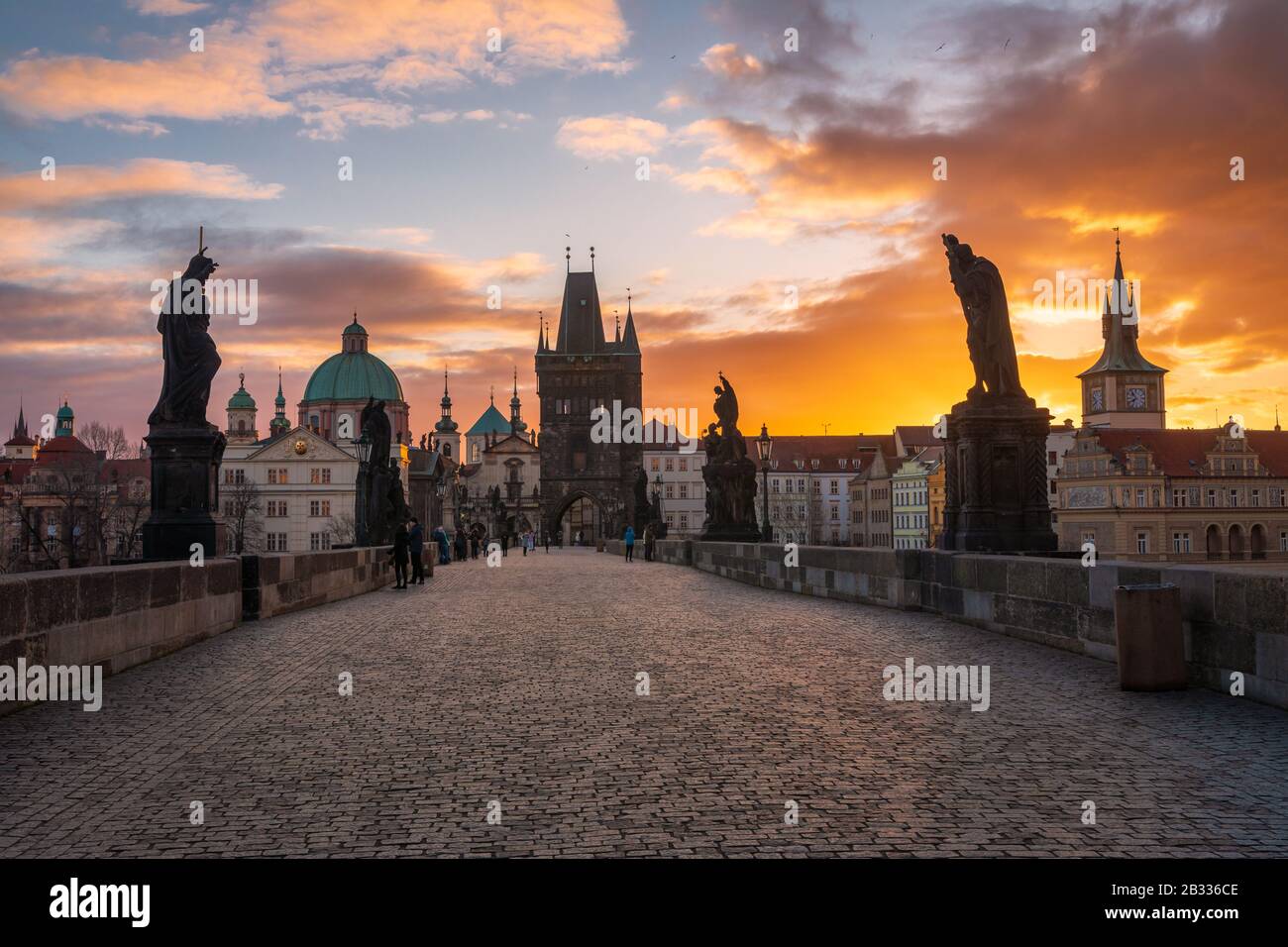 Lever de soleil spectaculaire et coloré au-dessus du pont Charles à Prague. Le ciel lumineux et la lumière de moody créent une ambiance sombre et tranquille dans la ville médiévale de Prague Banque D'Images