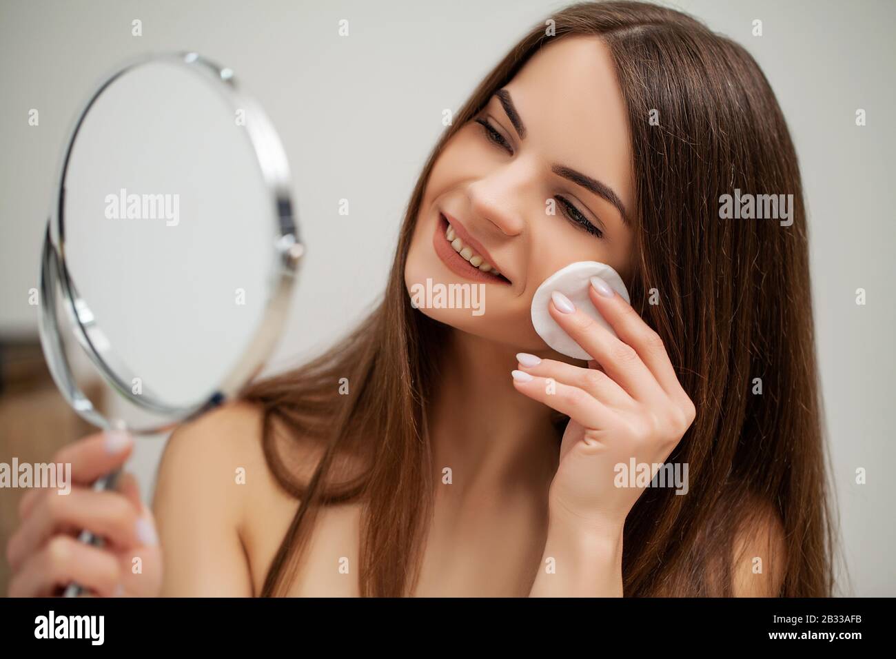 Femme se préparer pour le travail faire le maquillage le matin dans le  miroir de salle de bains à la maison Photo Stock - Alamy