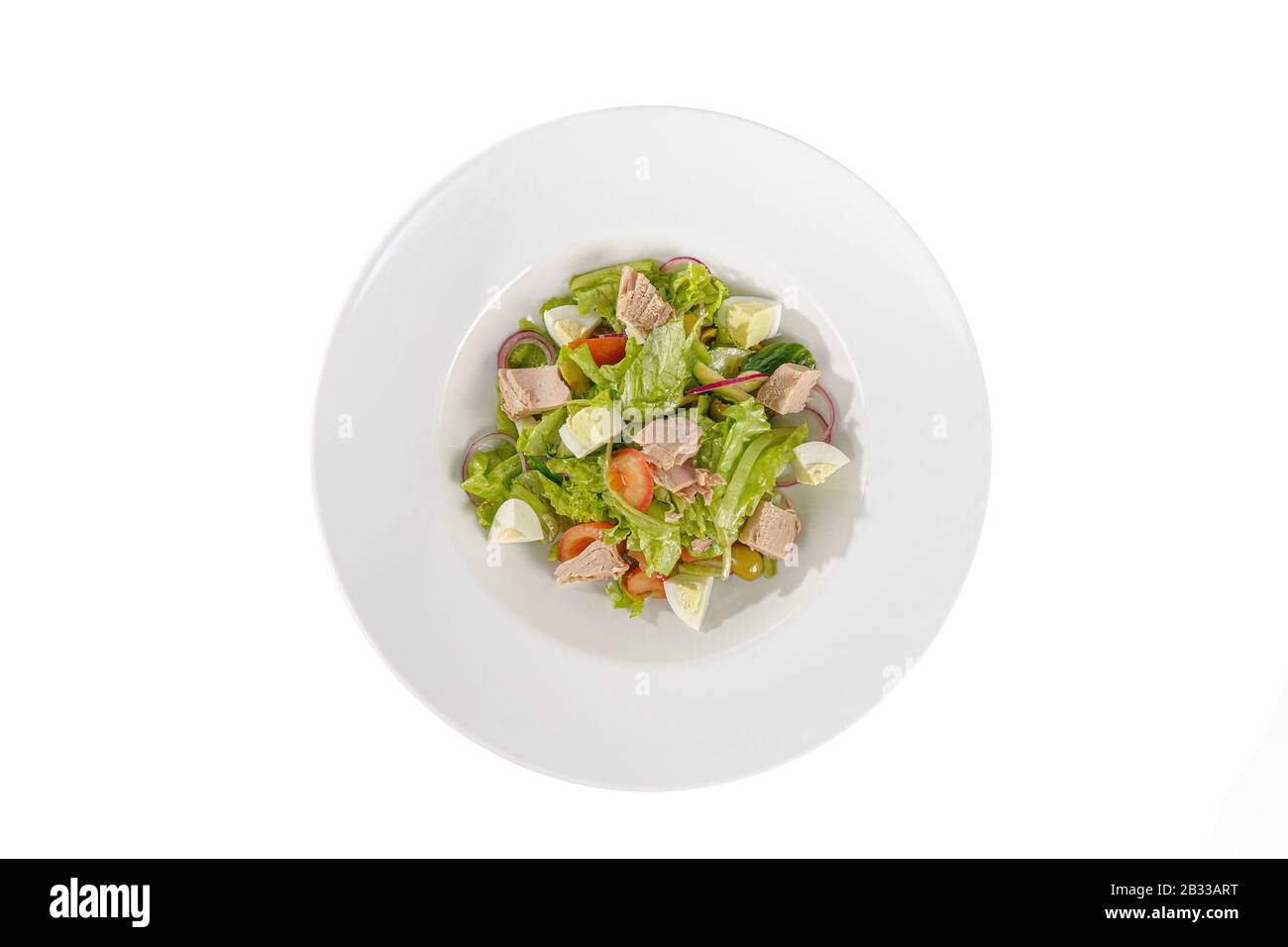 Salade César avec thon, tomate, oignon, oeuf, olives, laitue sur plaque, fond blanc isolé, vue de dessus. Pour le menu, le café-bar du restaurant Banque D'Images