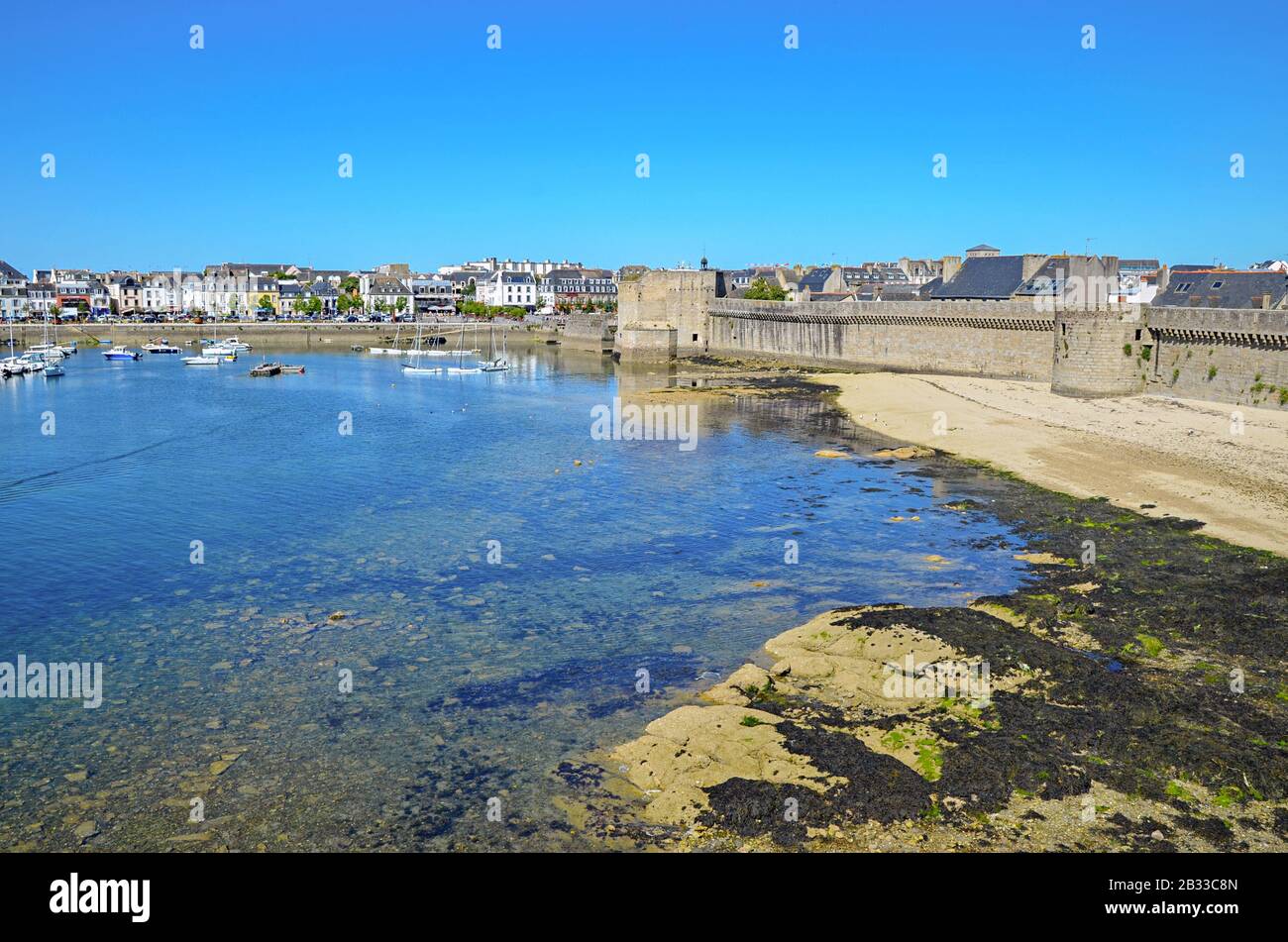 Le port de Concarneau et sa partie médiévale de Ville Close qui est une ville fortifiée sur une