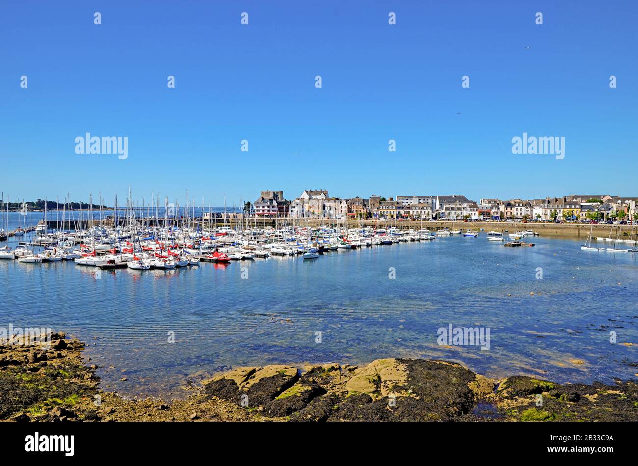 Le port de Concarneau et sa partie médiévale de Ville Close qui est une ville fortifiée sur une