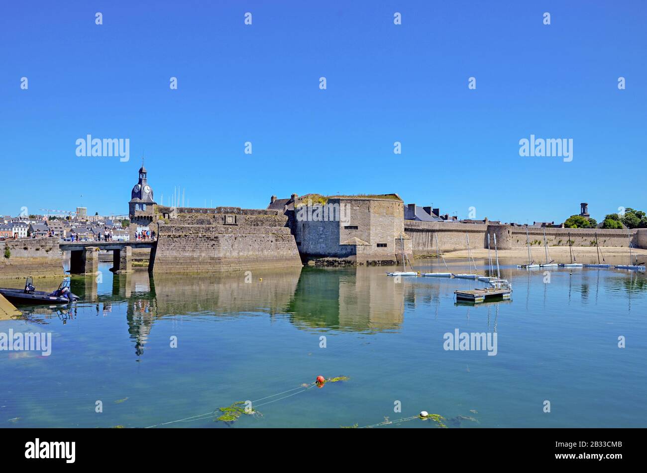 Le port de Concarneau et sa partie médiévale de Ville Close qui est une ville fortifiée sur une