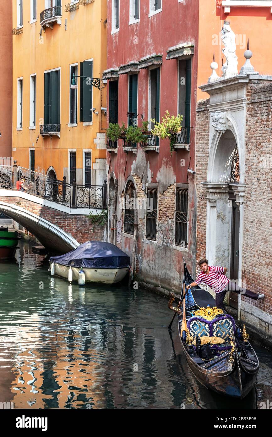 Gondolier poussant d'un mur, Venise, italie Banque D'Images