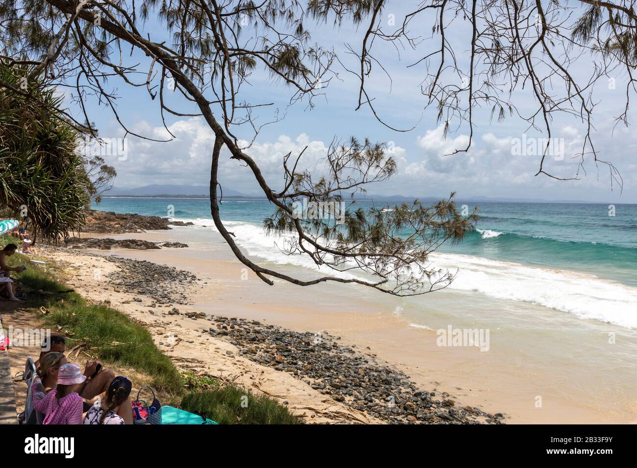 Byron Bay wategos Beach sur une journée ensoleillée d'été, les gens bronzer, Nouvelle-Galles du Sud, Australie Banque D'Images