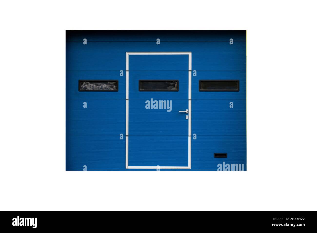 Porte de garage bleue avec petites fenêtres et porte isolée sur fond blanc plat photo texture Banque D'Images