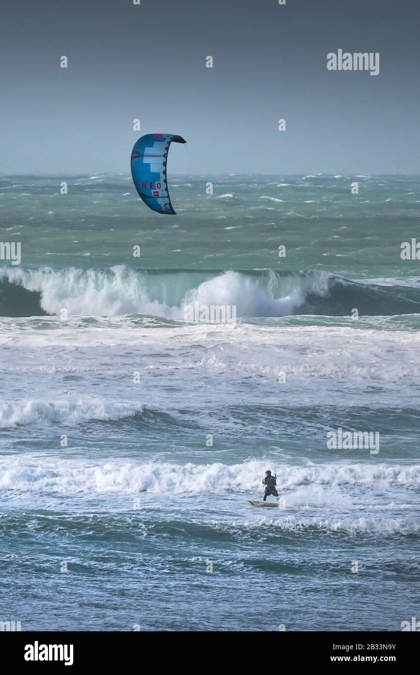 Une planche de surf à cerf-volant solitaire profitant du fort vent apporté par la tempête Jorge à Fistral à Newquay, en Cornwall. Banque D'Images