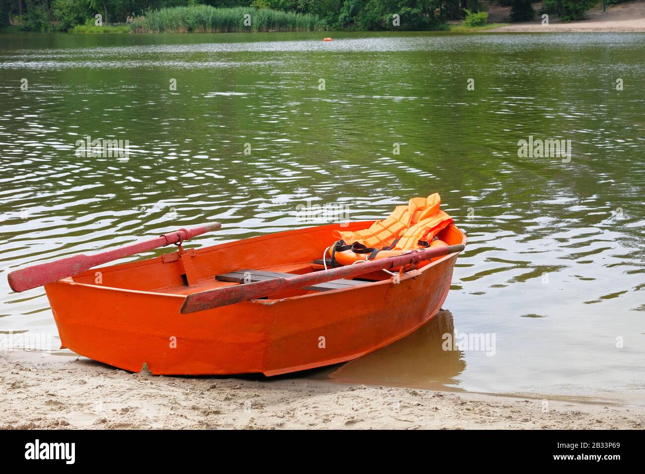 Ensemble de sauveteur sur l'eau en bateau d'été, gilet de sauvetage, bouée de sauvetage en couleur orange. Aide dans l'eau. Banque D'Images