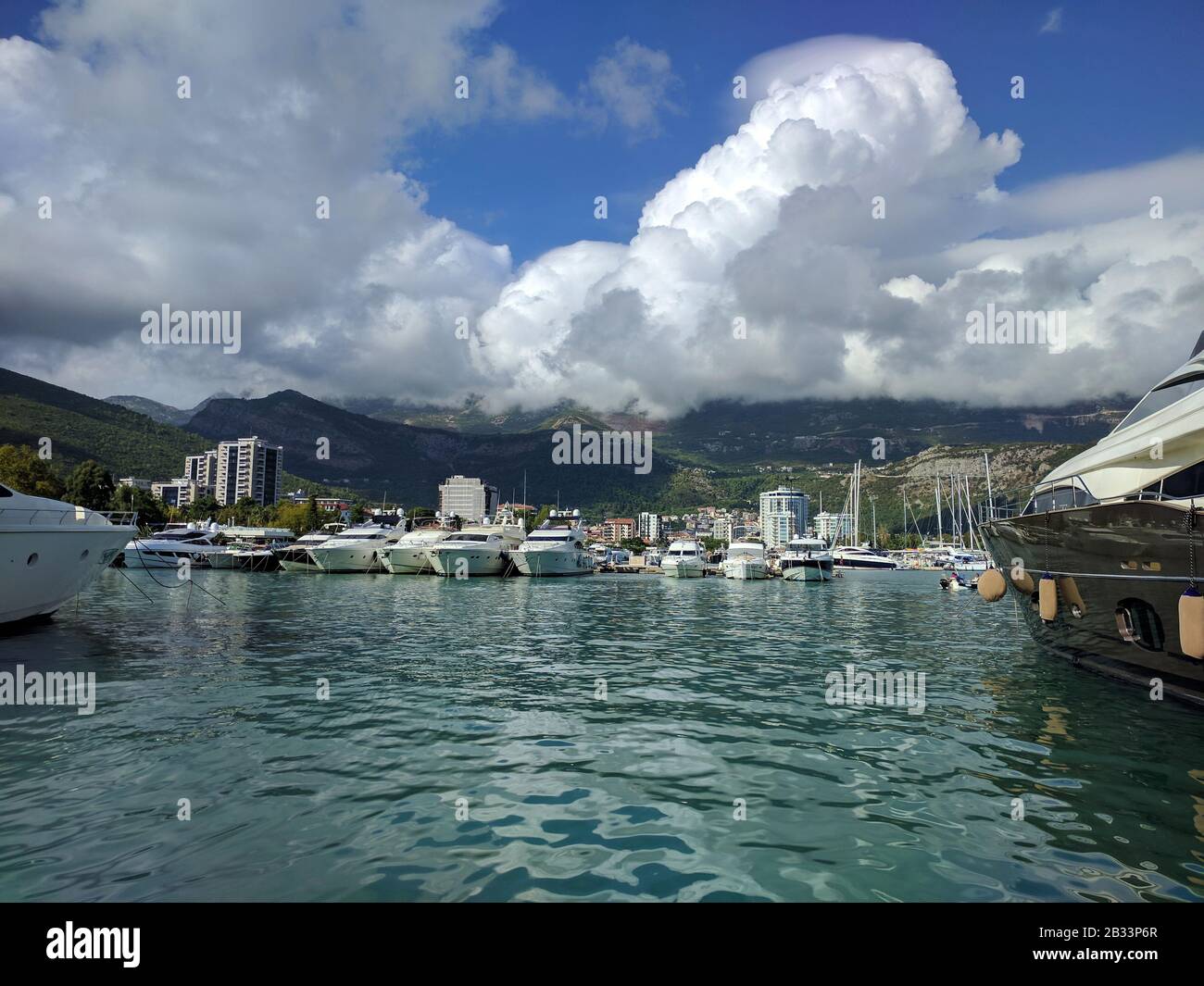 Le stationnement de bateaux-bateaux en été, un terrain de marina, des bateaux à voile et bateaux à voile est amarré au quai au Monténégro. Banque D'Images