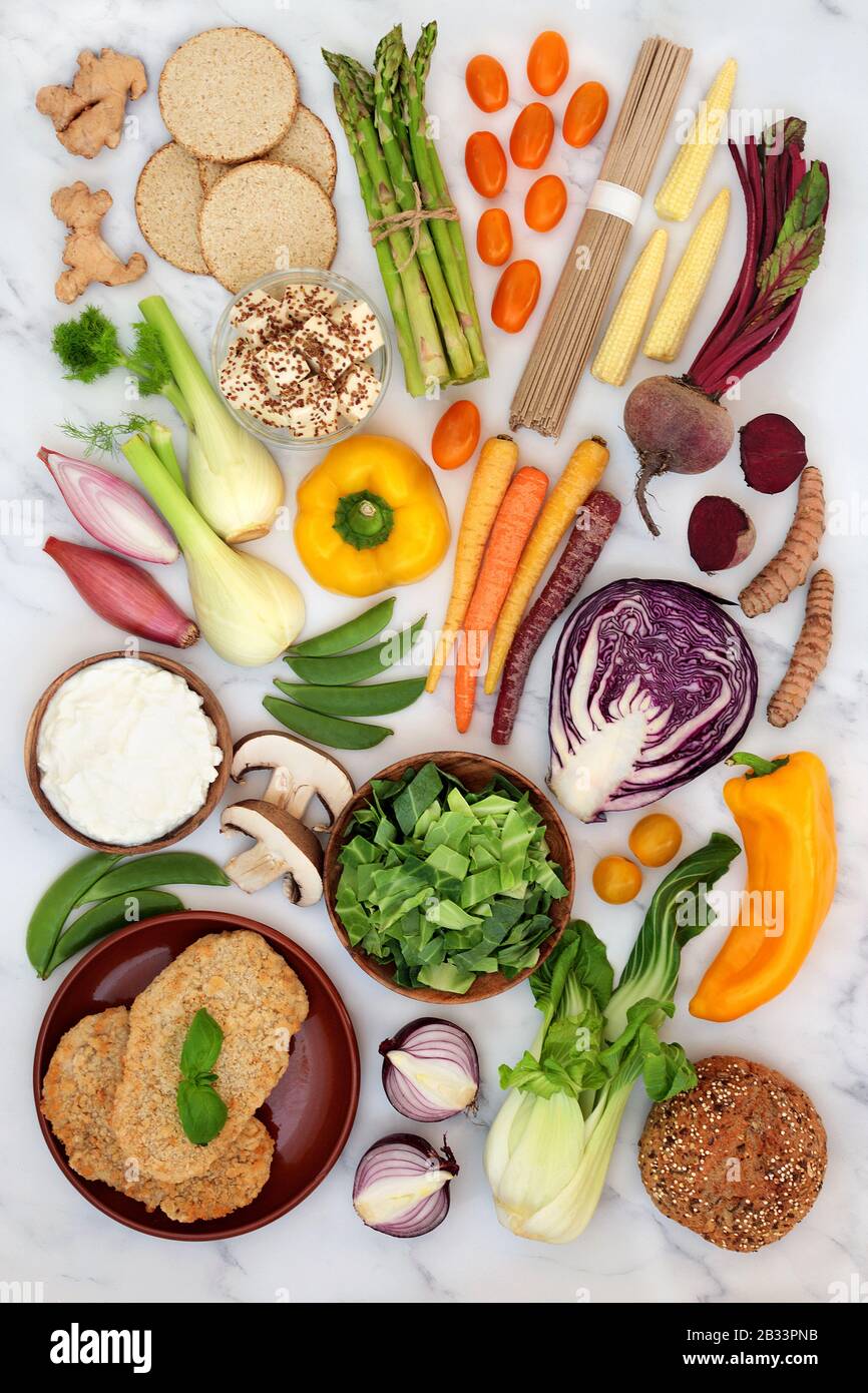 Les aliments végétaliens pour la santé et le concept de forme physique avec des aliments riches en protéines, vitamines, minéraux, antioxydants, oméga 3, anthocyanines et fibres alimentaires. Banque D'Images