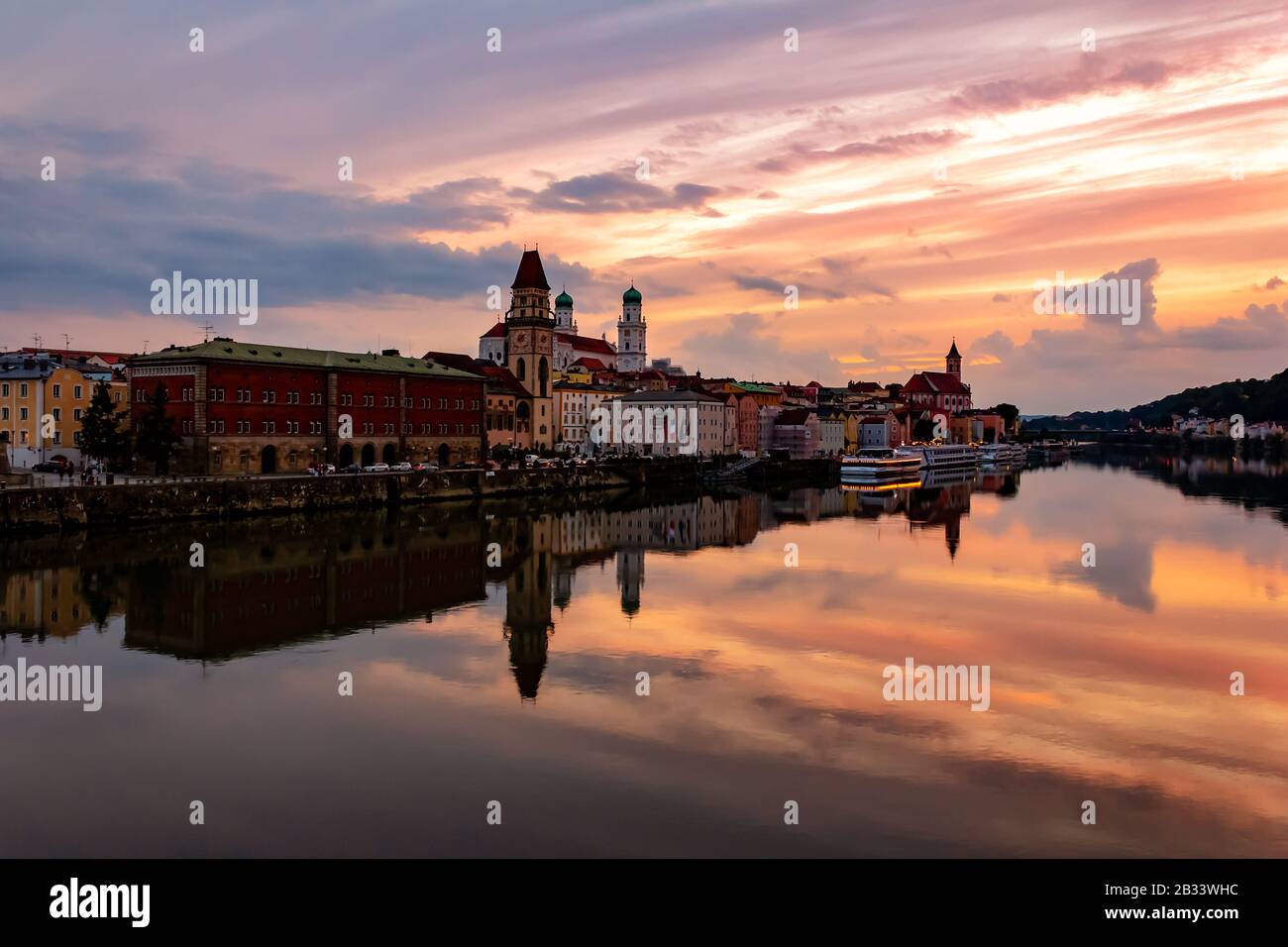 Horizon à Twilight avec des réflexions dans le Danube et un ciel de couleur fantastique dans la vieille ville historique de Passau au au fleuve Inn, Allemagne Banque D'Images