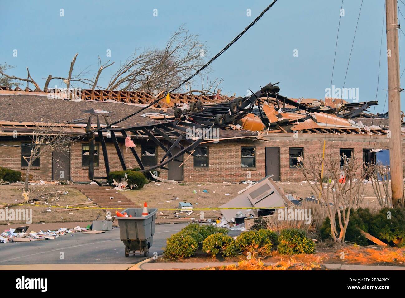 Nashville, Tennessee, États-Unis. 3 mars 2020. Le châssis de remorque d'une salle de classe portable repose sur le toit détruit du bâtiment de l'école primaire de Donelson Christian Academy à la suite d'une tornade meurtrière mardi 3 mars 2020, à Nashville, Tennessee Tornadoes déchiré dans tout le Tennessee au début du mardi, déchirant les bâtiments et tuant plusieurs personnes. (Photo De Ios/Espa-Images) Crédit: Agence Photographique Sportive Européenne/Alay Live News Banque D'Images