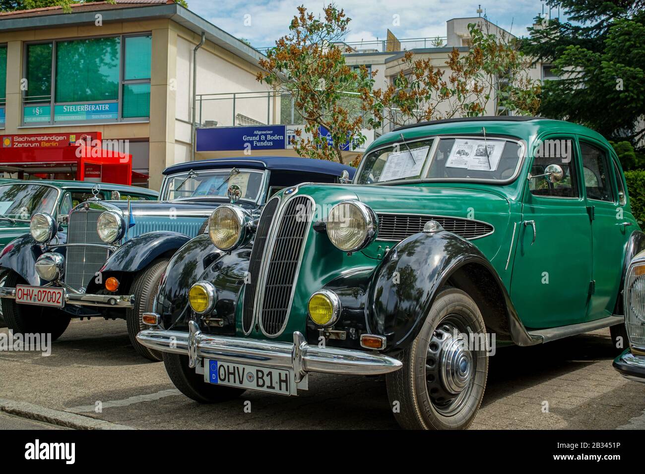 Welfenallee, Berlin, Allemagne - 16 juin 2018 : une BMW verte et une Mercedes bleue lors de la réunion annuelle de la voiture Oldtimer à Frohnau Banque D'Images