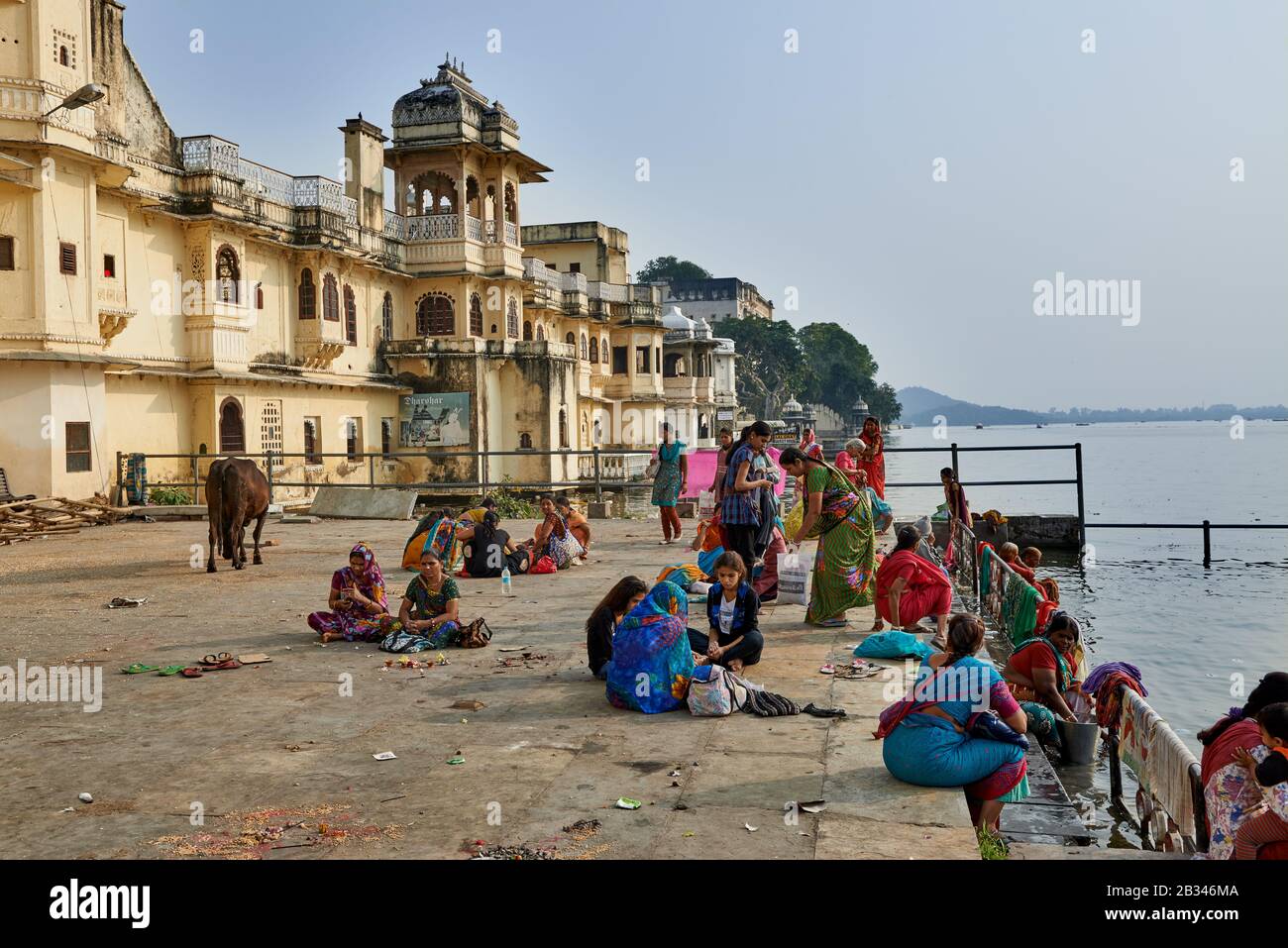 Femmes vêtues de saris colorés à Gangaur Ghat, Udaipur, Rajasthan, Inde Banque D'Images