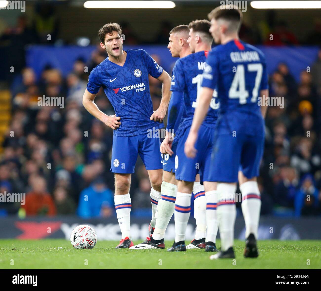 LONDRES, ROYAUME-UNI. Mars 03 Marcos Alonso de Chelsea donne des ordres pendant La coupe de FA cinquième ronde entre Chelsea et Liverpool à Stanford Bridgg Banque D'Images