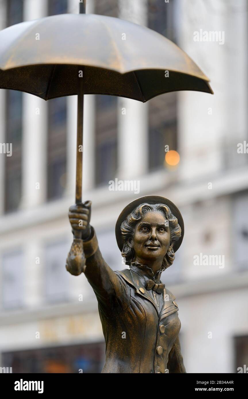 Londres, Angleterre, Royaume-Uni. Sentier de statue « Scenes in the Square » - Mary Poppins Banque D'Images