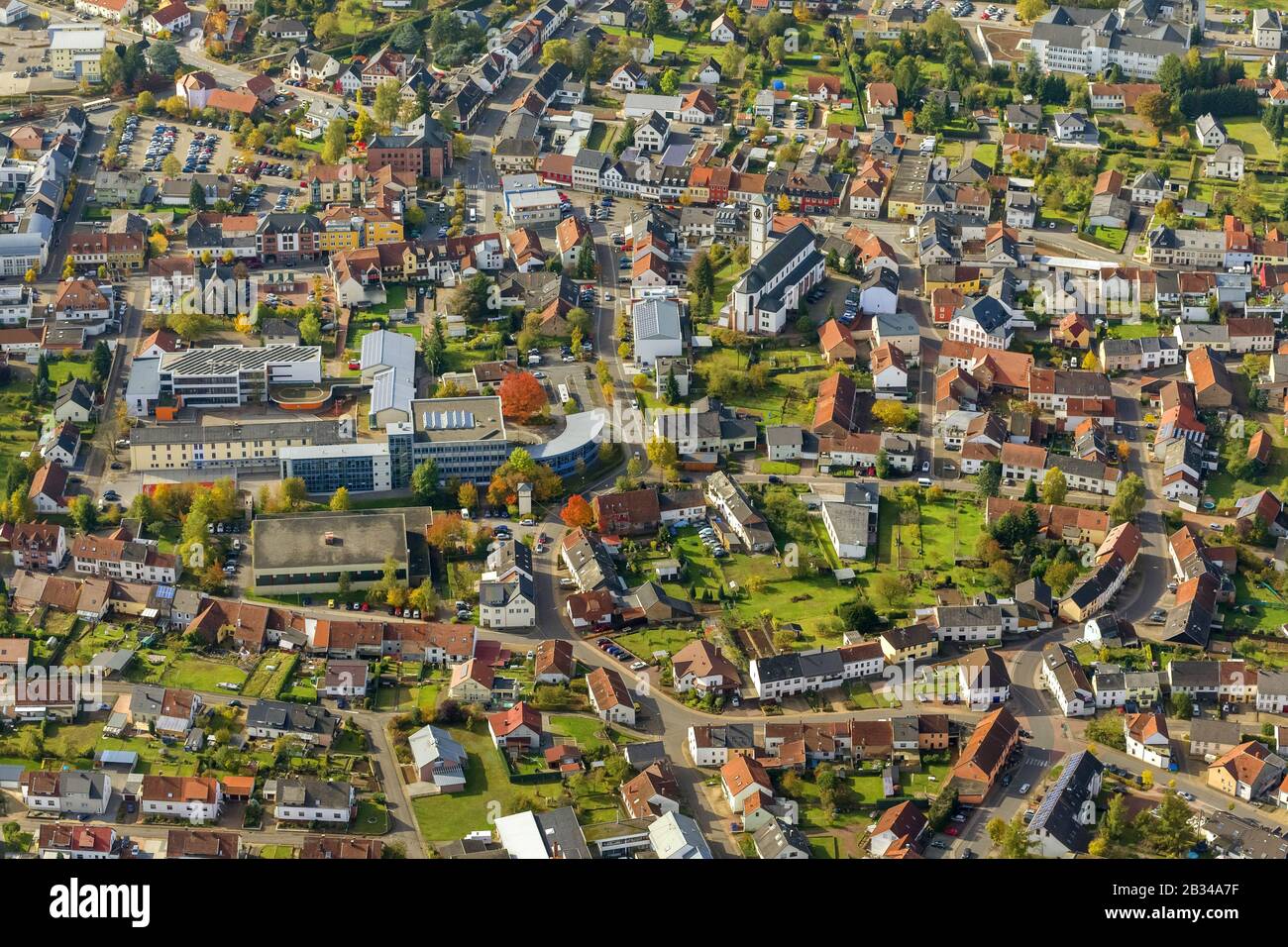 , ville de Losheim avec église St Pierre und Paul, 18.10.2012, vue aérienne, Allemagne, Sarre, Losheim am See Banque D'Images