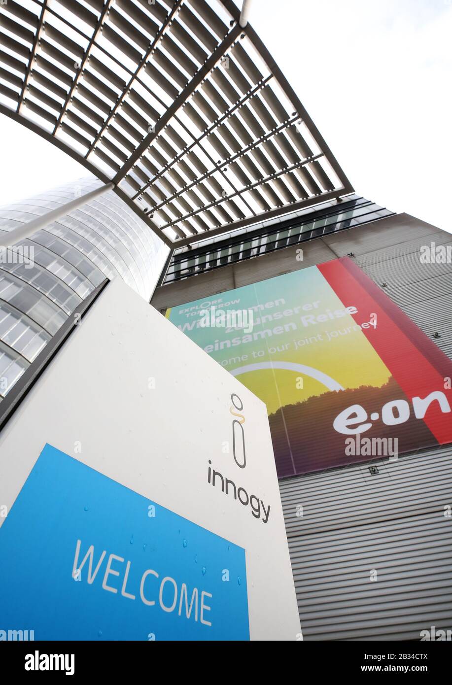 Essen, Allemagne. 04 mars 2020. Des bannières publicitaires d'Innogy et d'Eon pendent devant la tour d'administration. Lors d'une assemblée générale extraordinaire, les actionnaires doivent voter sur la fusion avec Eon. Eon a acheté Innogy du groupe RWE. L'accord fait partie d'un échange global de secteurs d'activité entre les deux groupes énergétiques. Crédit: Roland Weihrauch/Dpa/Alay Live News Banque D'Images