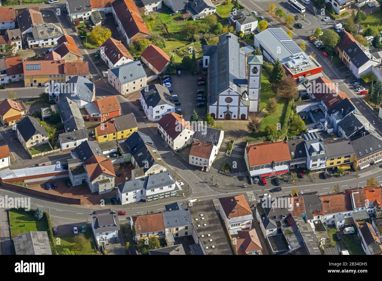 , ville de Losheim avec église St Pierre und Paul, 18.10.2012, vue aérienne, Allemagne, Sarre, Losheim am See Banque D'Images