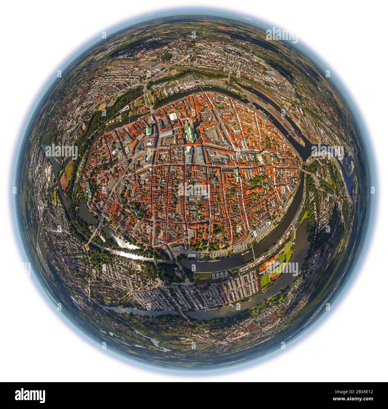 Vieille ville de Luebeck au bord de la rivière Trave avec l'église St Jakobi, l'église St Mary's, l'église St Pierre, l'église St Aegidien et la cathédrale de Luebeck, 12.08.2012, vue aérienne, Allemagne, Schleswig-Holstein, Luebeck Banque D'Images