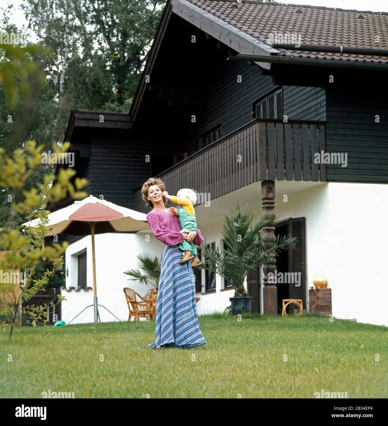 Deutsche Sängerin su Kramer bei einer Homestory mit Sohn Alexander, Deutschland 1975. La chanteuse allemande su Kramer raconte une histoire avec son fils Alexander, Allemagne 1975 Banque D'Images