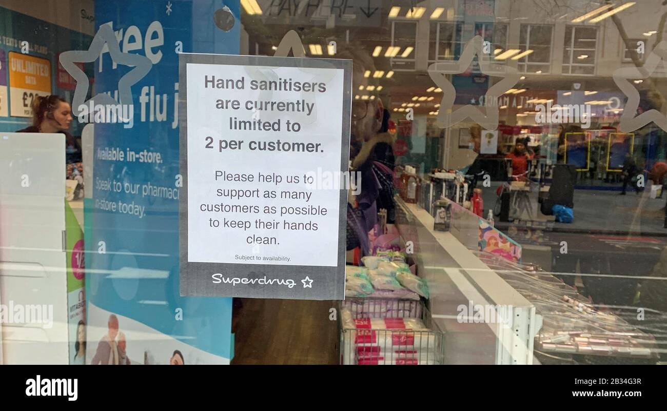 Une pénurie de désinfectant antibactérien pour les mains sur les étagères a conduit au rationnement d'un Supermed à Brixton, Londres. Banque D'Images