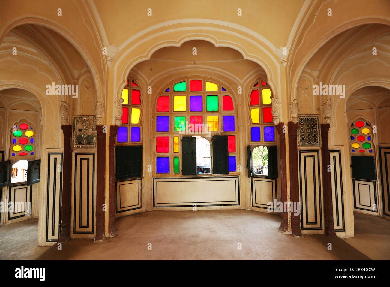Glasswork coloré. La lumière du soleil remplit toute la chambre avec le spectre des couleurs. Hawa Mahal, Jaipur, Rajasthan, Inde Banque D'Images