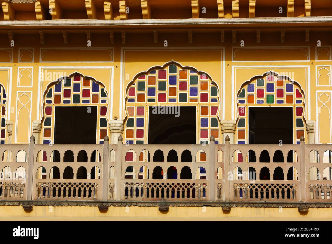 Glasswork coloré. La lumière du soleil remplit toute la chambre avec le spectre des couleurs. Hawa Mahal, Jaipur, Rajasthan, Inde Banque D'Images