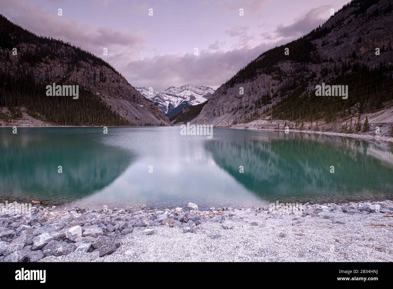 Lac coloré avec forêt printanière et réflexions dans les Rocheuses canadiennes. Lacs Grassi près de Canmore dans les montagnes Rocheuses. Alberta. Canada. Banque D'Images