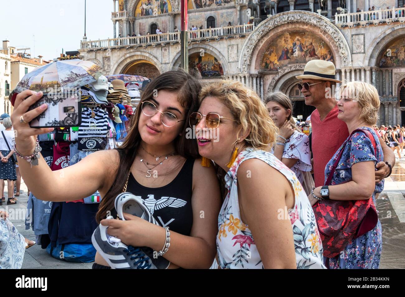 Touristes prenant des selfies, place St Marc, Venise, Italie Banque D'Images