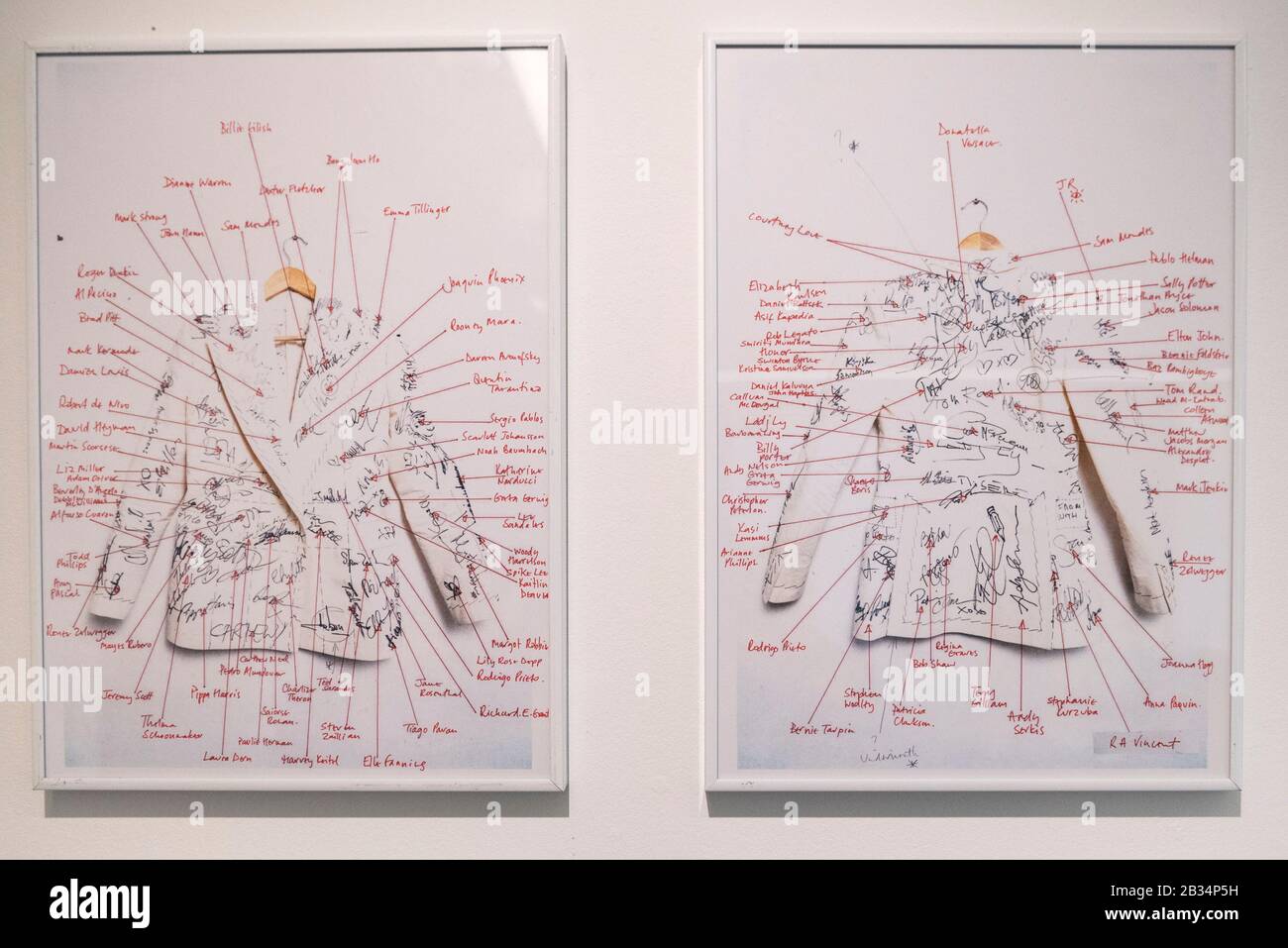 Londres, Royaume-Uni. 4 Mars 2020. Annotations permettant d'identifier les autographes des étoiles. Un costume conçu par le créateur de costumes primé de l'Académie Sandy Powell est présenté avant d'être offert aux enchères à Phillips, Berkeley Square. Porté par Powell aux BAFTA et Oscars 2020, le costume crème calico-étoile comprend des autographes de plus de 100 stars de cinéma. Le produit de la vente ira à l'appel public du Fonds d'art pour sauver et protéger Prospect Cottage à Dungeness, Kent, où se trouve le cinéaste Derek Jarman. Crédit: Stephen Chung/Alay Live News Banque D'Images