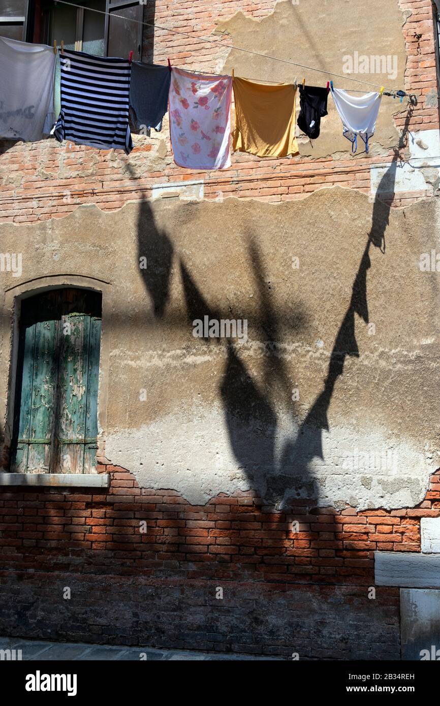 Se laver avec des ombres accrochées à sec, dans les rues arrière de Venise, en Italie Banque D'Images