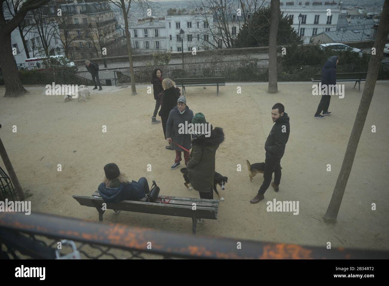 Les chiens et les propriétaires se dressent dans un parc parisien, pasakdek Banque D'Images