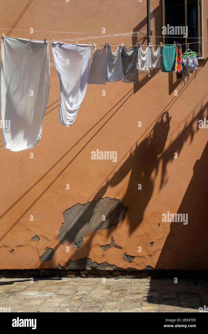 Se laver avec des ombres accrochées à sec, dans les rues arrière de Venise,  en Italie Photo Stock - Alamy