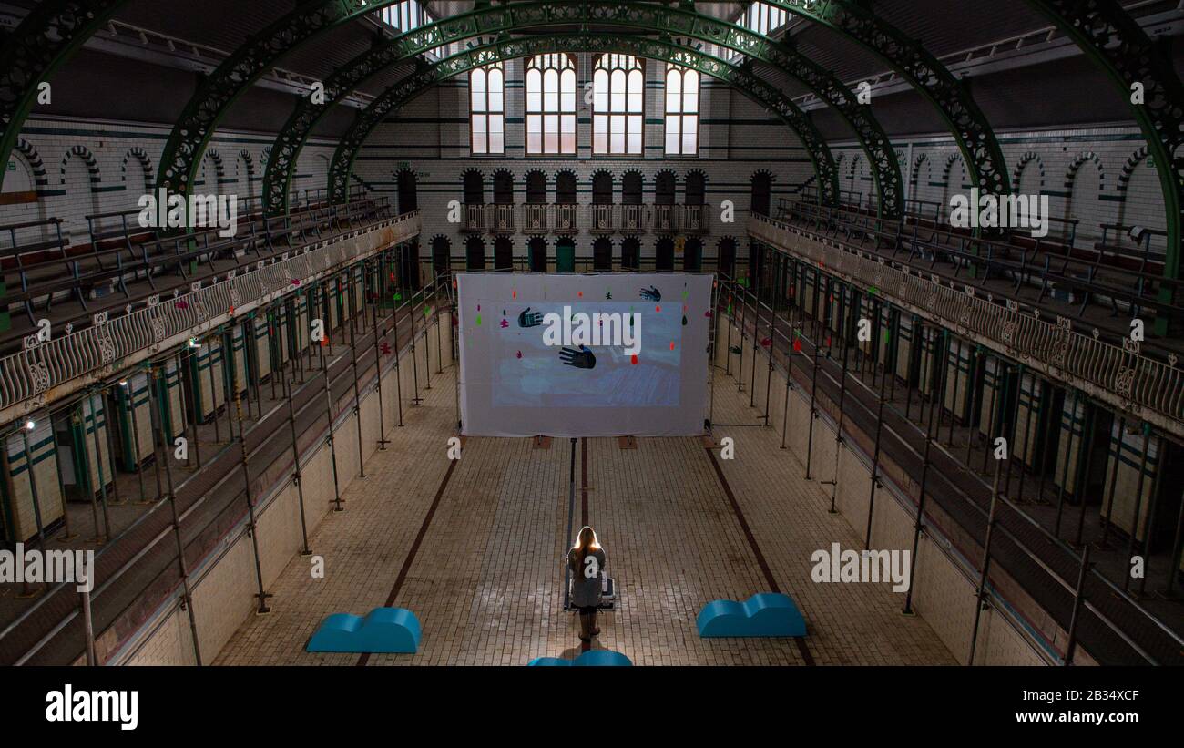 Un membre du public voit l'installation d'art réfléchissant spéculaire à Moseley Road Baths, Birmingham, qui présente des animations peintes à la main créées par 500 personnes locales en collaboration avec la National Trust. Photo PA. Date De L'Image: Mercredi 4 Mars 2020. L'installation se déroule du 5 au 28 mars. Crédit photo devrait lire: Jacob King/PA Fil Banque D'Images