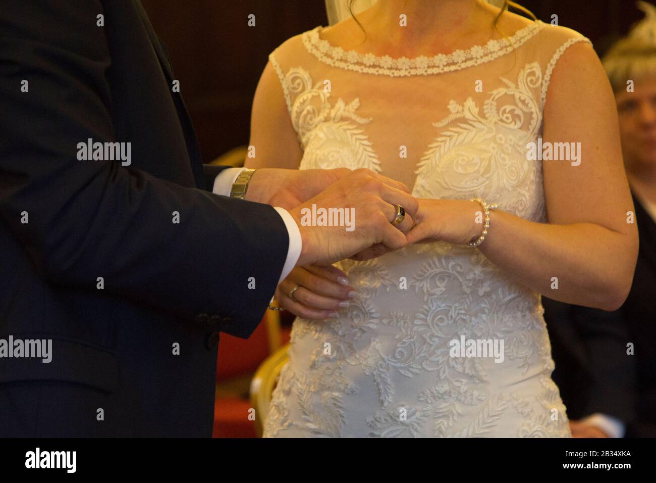 échange de bagues le jour du mariage Banque D'Images