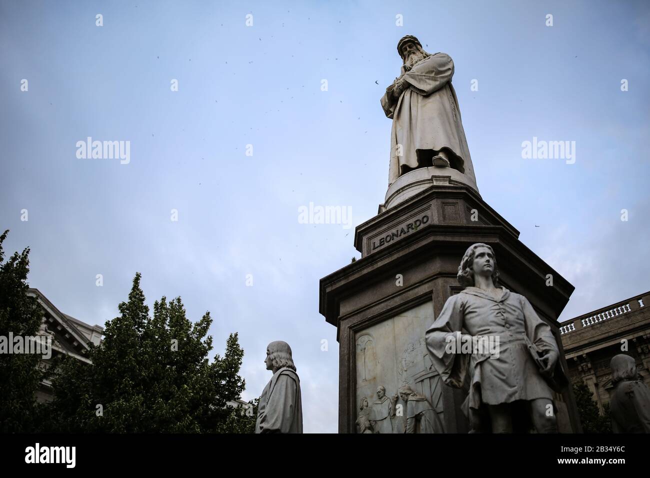 Statue de Léonard de Vinci sur la Piazza della Scala, Milan Banque D'Images