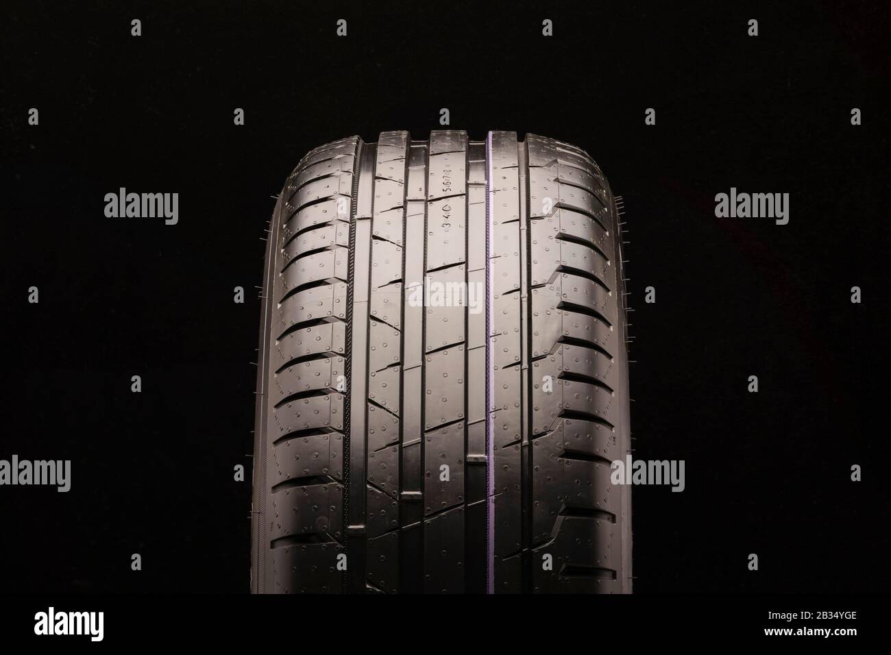 pneu de route de pluie d'été, gros plan sur fond noir, vue avant Photo  Stock - Alamy