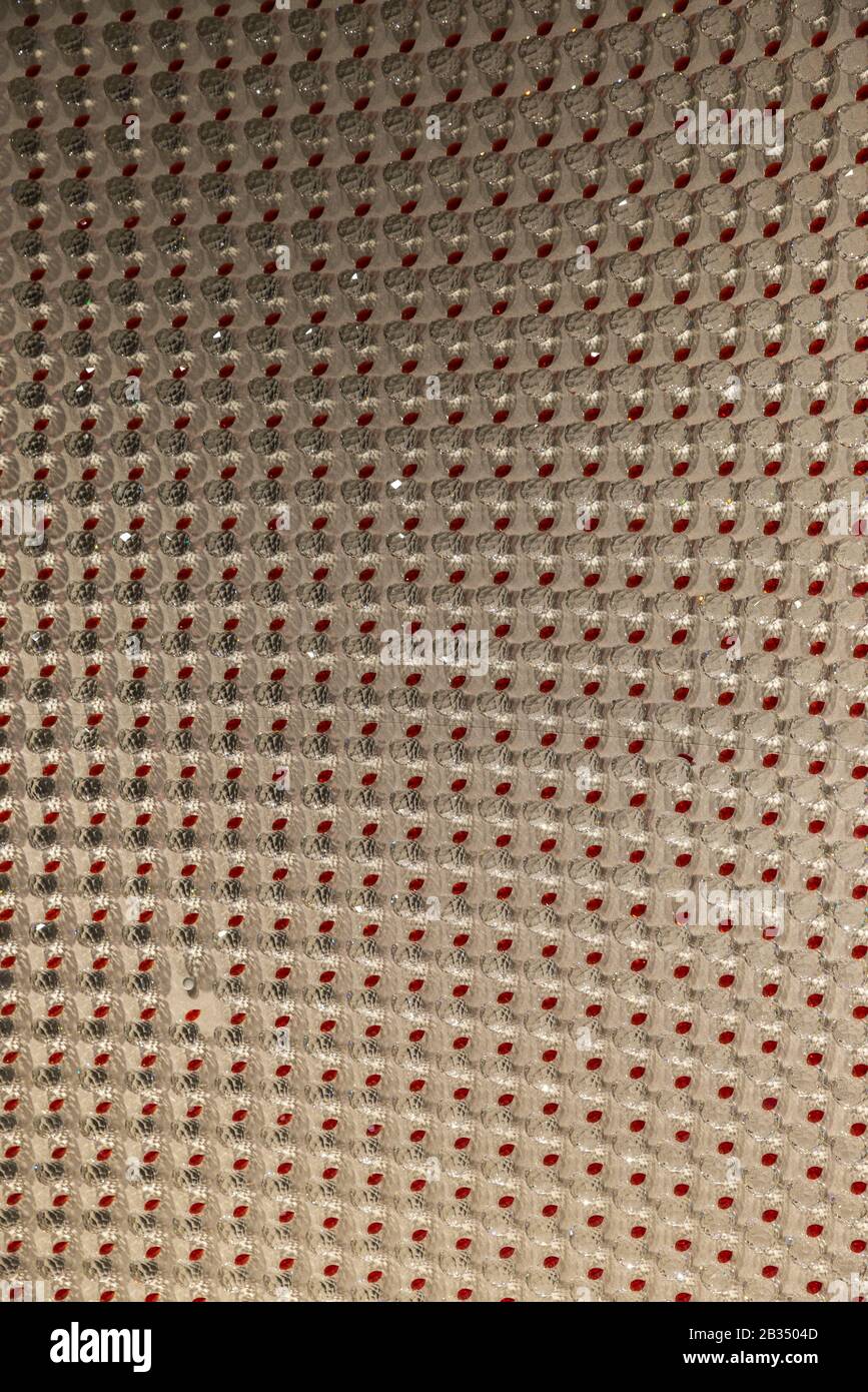 Mur de boule en verre sculpté avec des morceaux de verre rouge ovale comme arrière-plan abstrait Banque D'Images