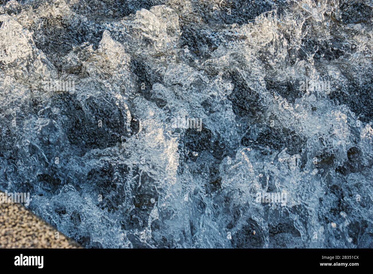 Gros plan de la surface d'une eau qui coule rapidement Banque D'Images