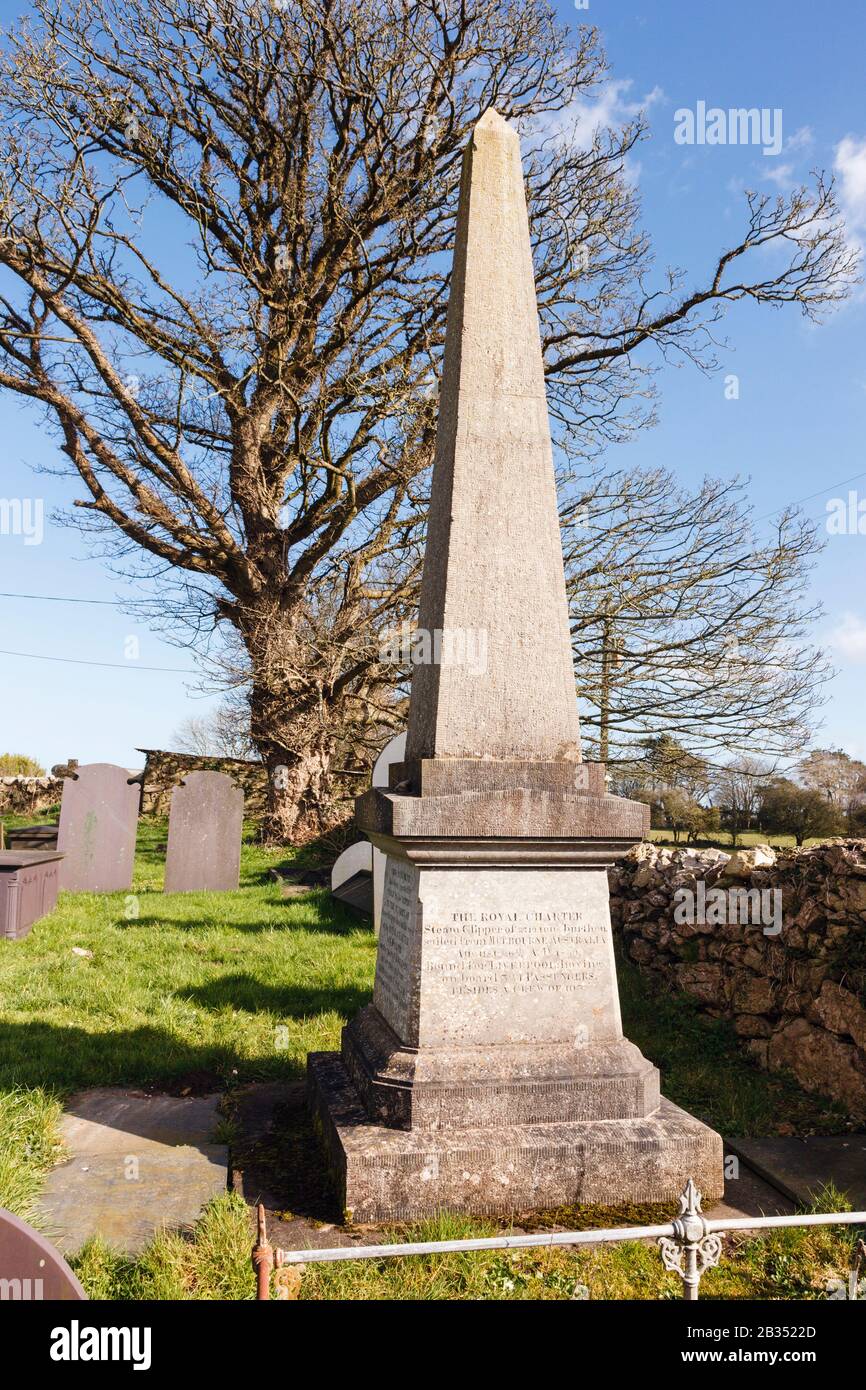 Mémorial de la Charte royale aux marins naufragés enterrés dans le cimetière de l'église Saint-Gall. Llanallgo, Moelfre, Île D'Anglesey, Pays De Galles Du Nord, Royaume-Uni Banque D'Images