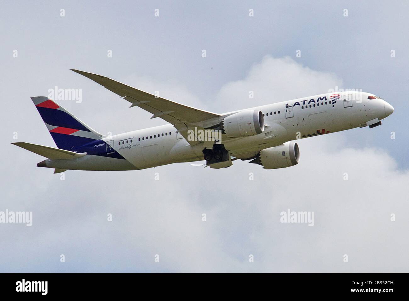 Hanga Roa, île de Pâques / Chili - 26 décembre 2019: Les compagnies aériennes de LATAM avion dans le ciel de Rapa Nui, île de Pâques, Chili Banque D'Images