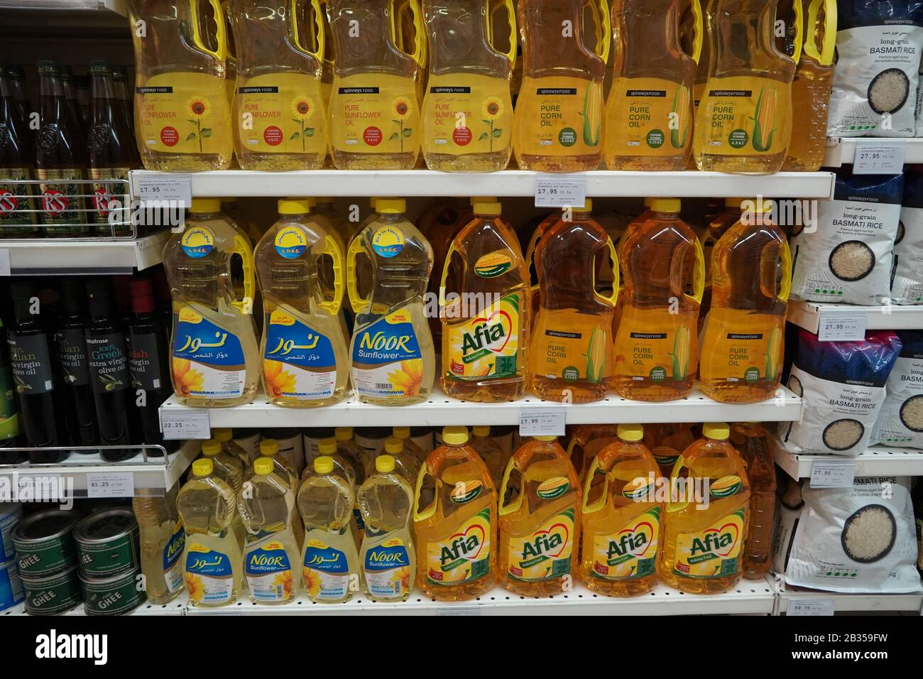 Bouteilles d'huiles de cuisson à vendre. Maïs, tournesol, huiles d'olive extra vierges. Rangées d'huile de cuisson saine de haute qualité. Variété de marque d'huile de cuisson sur Banque D'Images