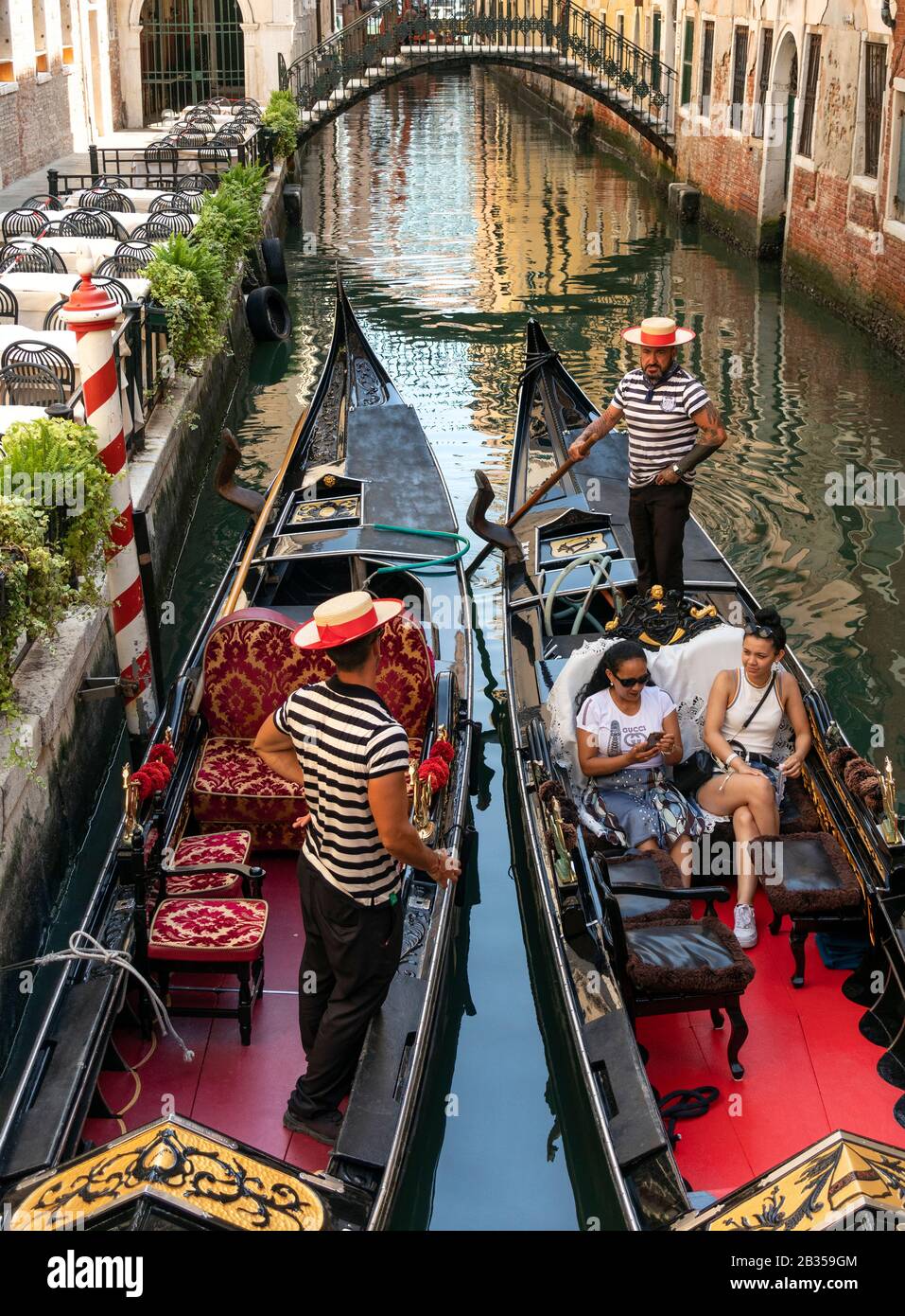 Au-dessus du canal bondé, les touristes sur les télécabines, Venise, italie Banque D'Images
