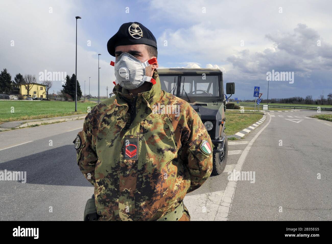 Épidémie du virus Covid-19 en Italie - La "zone rouge", un groupe de municipalités de la province de Lodi, à environ soixante kilomètres au sud de Milan. C'est là que l'épidémie du virus Covid 19 a commencé en Italie (Coronavirus 19) et que le plus grand nombre d'infections se sont produites. Personne ne peut entrer ou quitter, sauf avec l'autorisation spéciale de la préfecture. Les entrées sont strictement gardées par la police, les Carabinieri, la police financière et l'armée. Banque D'Images