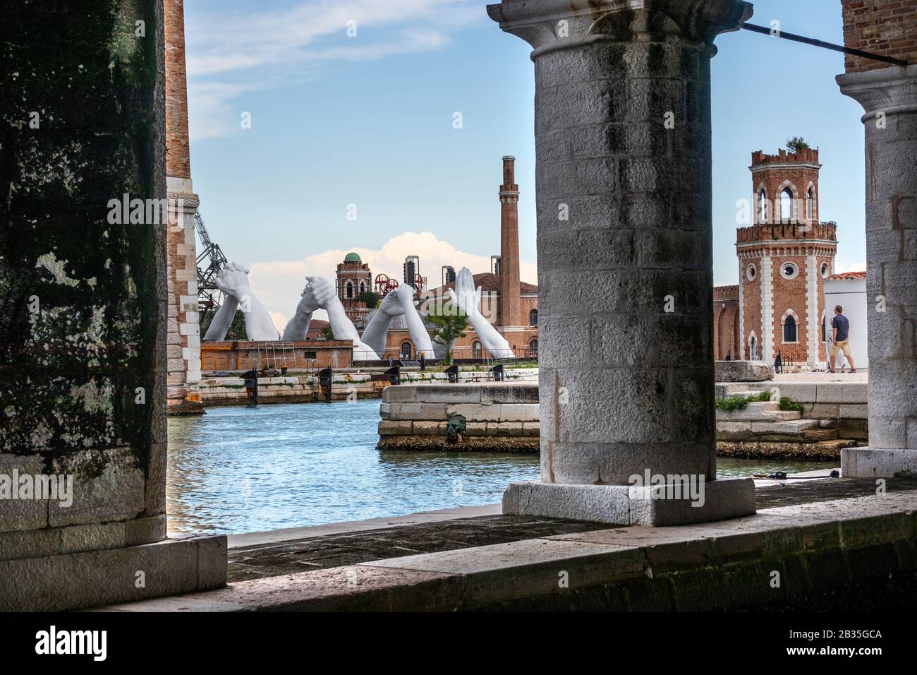 L'artiste italien Lorenzo Quinn construit des ponts sur Venise Arsenale, Italie. Six paires de mains de passage créant un pont sur une voie navigable vénitienne, symbole de la nécessité de construire des ponts et de surmonter les divisions. Banque D'Images