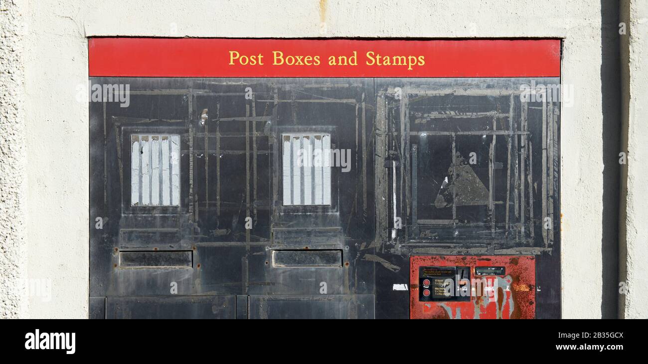 Distributeur de timbres du bureau de poste, maintenant fermé, Angleterre Royaume-Uni Banque D'Images