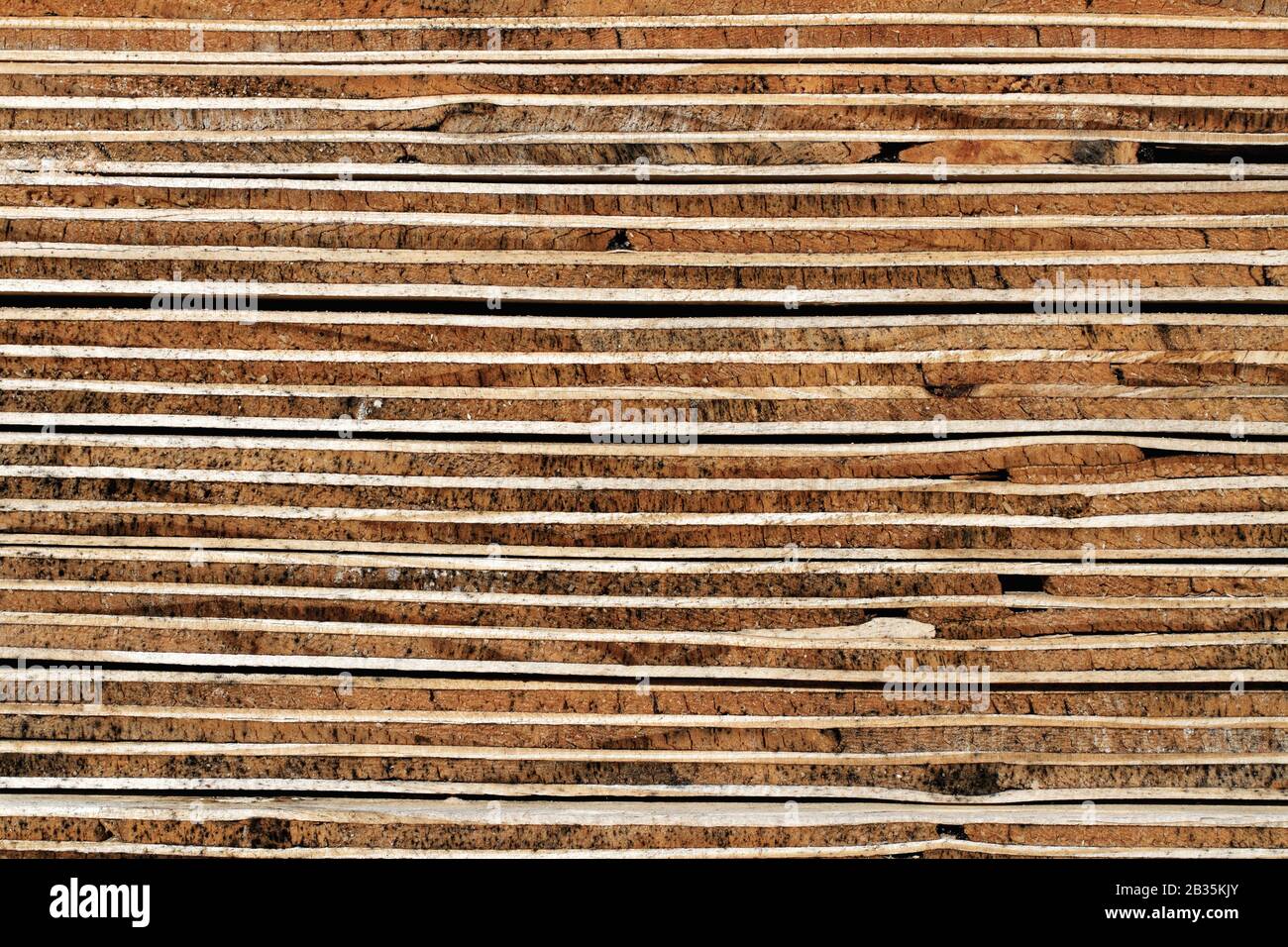 Contreplaqué contexte: Section transversale tissée de panneaux de contreplaqué empilés - détail:fond de bois montrant la vue détaillée des panneaux de contreplaqué empilés Banque D'Images