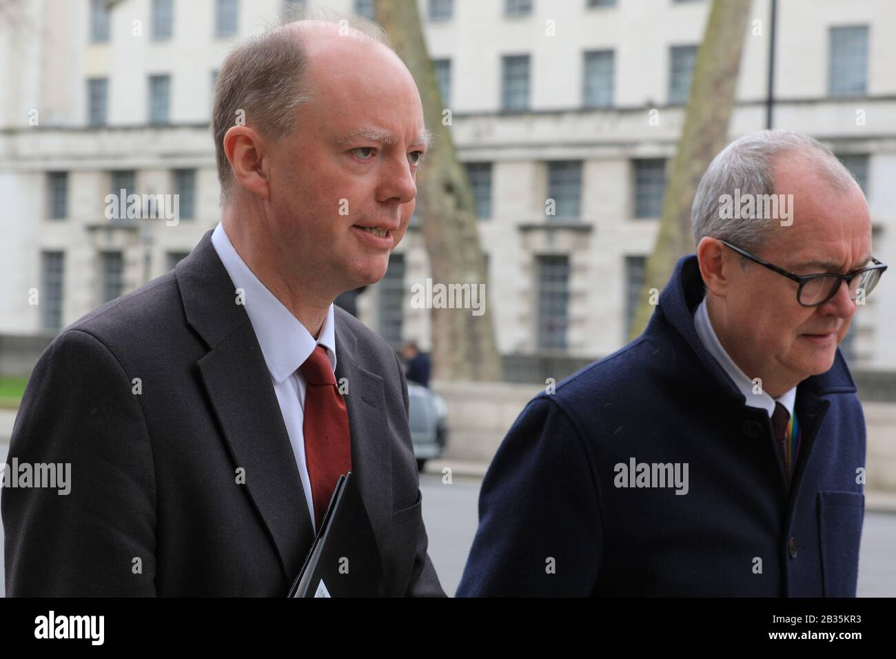 Londres, Royaume-Uni. 4 mars 2020. Le professeur Chris Whitty, directeur médical en chef de l'Angleterre et conseiller médical du gouvernement britannique, se promène aujourd'hui à Whitehall, à Westminster, avec Sir Patrick Vallance, conseiller scientifique en chef du gouvernement ( GCSA ) et chef du gouvernement Science and Engineering ( GSE ). Les deux sont étroitement impliqués dans la stratégie révisée des gouvernements dans le traitement de la crise actuelle de Coronavirus (COVID-19). Crédit: Imagetraceur/Alay Live News Banque D'Images