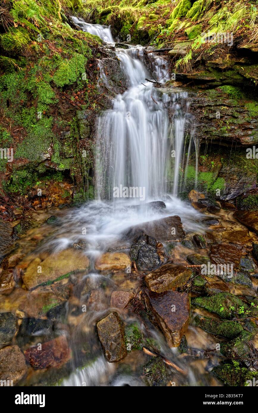 Réservoir Ladybower, cascade, vallée supérieure du derwent, district de pic, Derbyshire, Angleterre, Royaume-Uni Banque D'Images